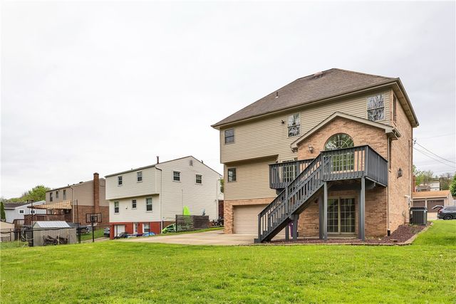 699 Surfside Dr, Plum Boro, PA 15239
