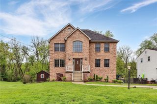 699 Surfside Dr, Plum Boro, PA 15239