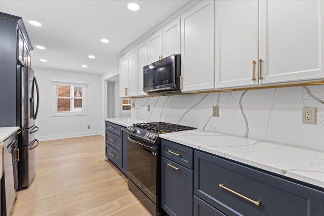 555 N 105th STREET, Wauwatosa, WI 53226