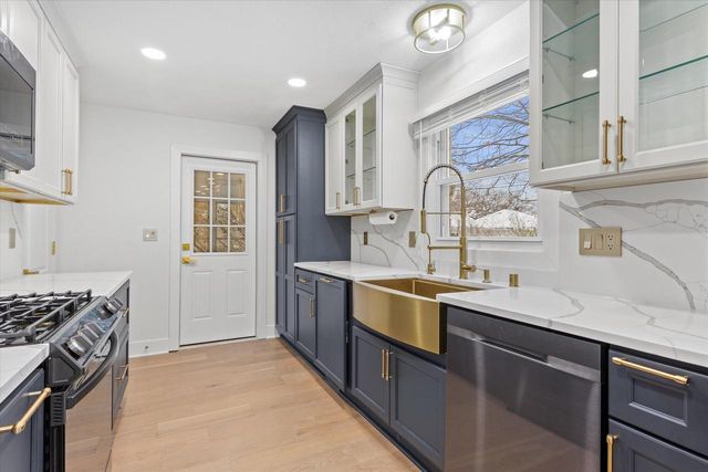 555 N 105th STREET, Wauwatosa, WI 53226