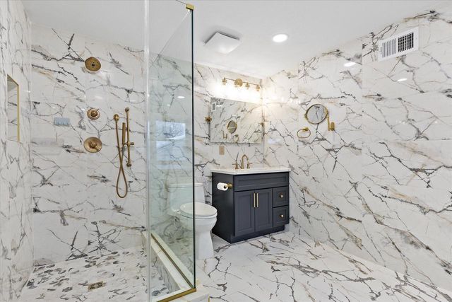 555 N 105th STREET, Wauwatosa, WI 53226