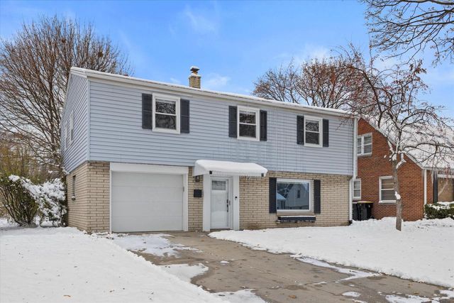 555 N 105th STREET, Wauwatosa, WI 53226