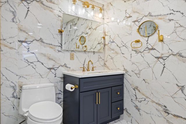 555 N 105th STREET, Wauwatosa, WI 53226