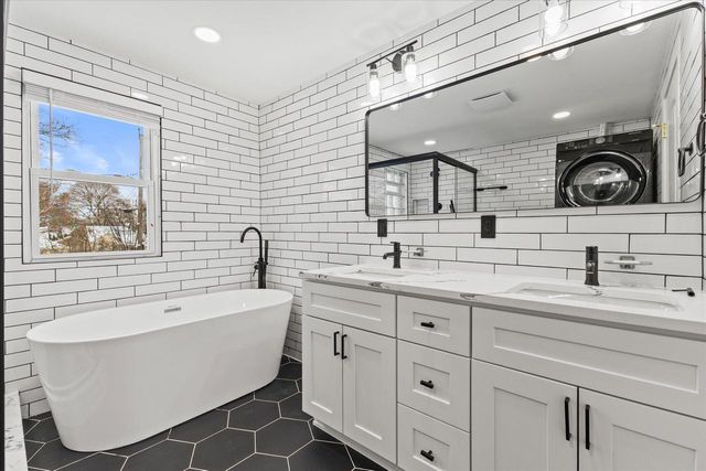 555 N 105th STREET, Wauwatosa, WI 53226