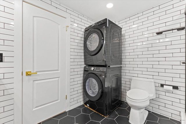 555 N 105th STREET, Wauwatosa, WI 53226