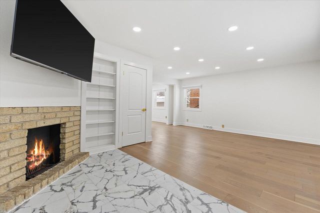 555 N 105th STREET, Wauwatosa, WI 53226