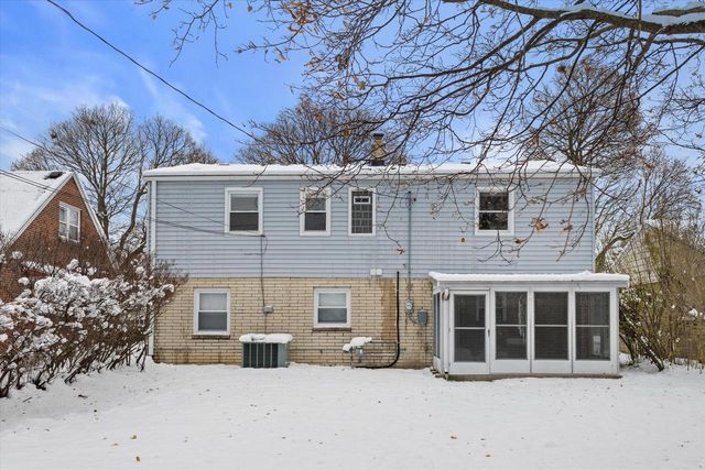 555 N 105th STREET, Wauwatosa, WI 53226