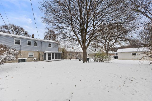555 N 105th STREET, Wauwatosa, WI 53226
