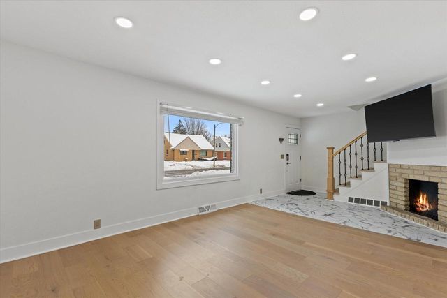 555 N 105th STREET, Wauwatosa, WI 53226