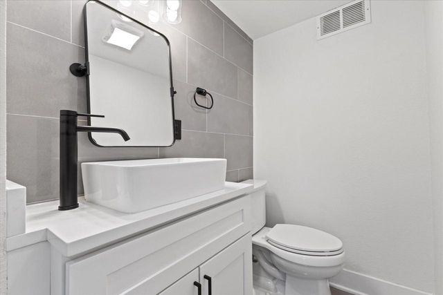 555 N 105th STREET, Wauwatosa, WI 53226