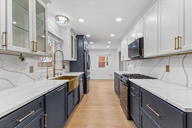 555 N 105th STREET, Wauwatosa, WI 53226