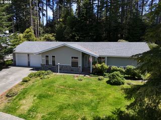 936 HELEN Ln, Brookings, OR 97415