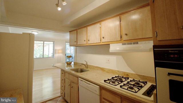 10201 GROSVENOR PL #112, North Bethesda, MD 20852