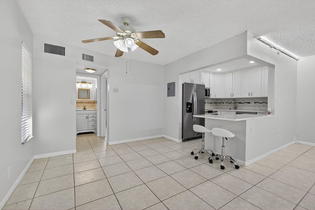 116 Oxford 200, West Palm Beach, FL 33417