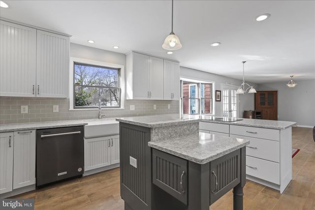 155 SHIREOAKS DR, Martinsburg, WV 25403