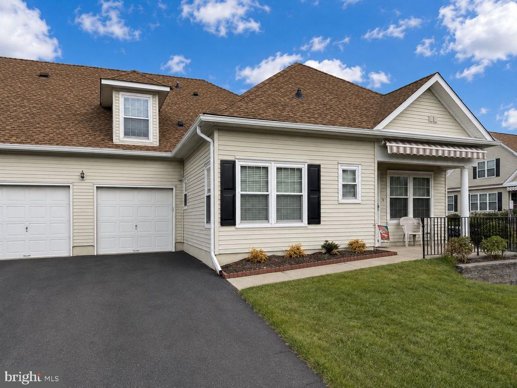 52 AVENROWE CT, Fairless Hills, PA 19030