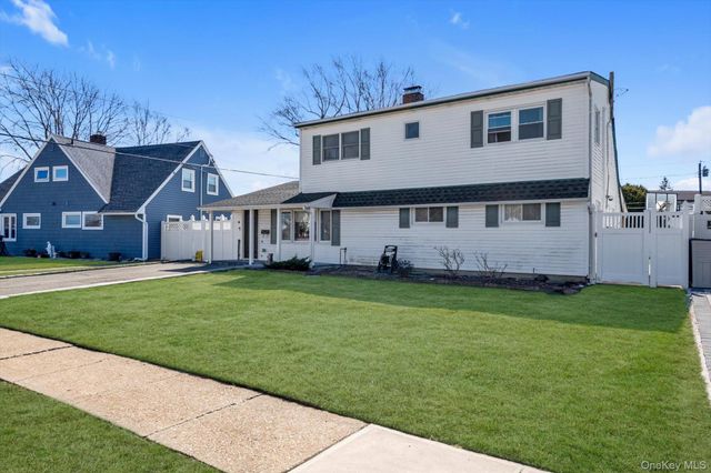 4 Carriage Lane, Levittown, NY 11756