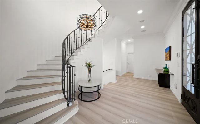 7930 Vulcan Drive, Los Angeles, CA 90046