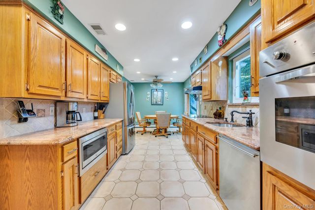 17 Cedar Place, Kings Park, NY 11754
