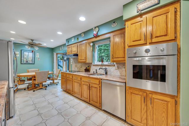 17 Cedar Place, Kings Park, NY 11754