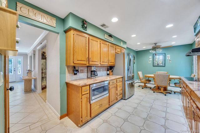 17 Cedar Place, Kings Park, NY 11754