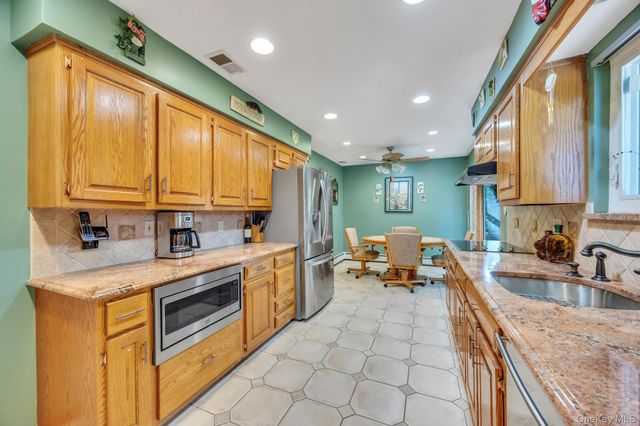 17 Cedar Place, Kings Park, NY 11754