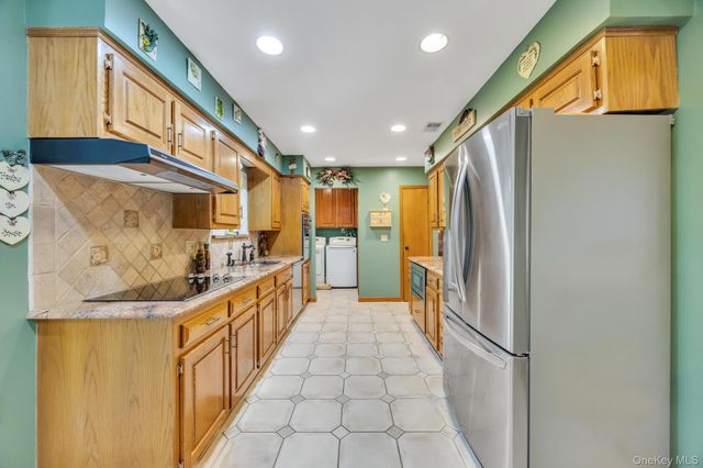 17 Cedar Place, Kings Park, NY 11754