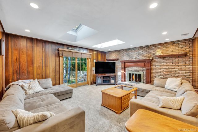 17 Cedar Place, Kings Park, NY 11754