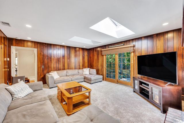 17 Cedar Place, Kings Park, NY 11754
