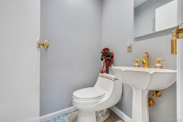 17 Cedar Place, Kings Park, NY 11754