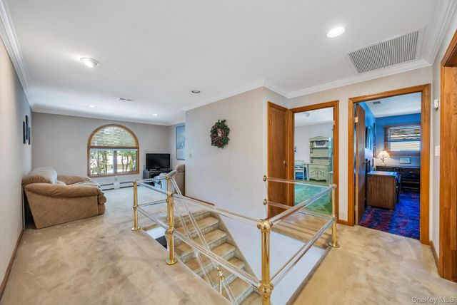 17 Cedar Place, Kings Park, NY 11754