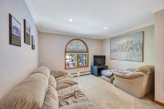 17 Cedar Place, Kings Park, NY 11754