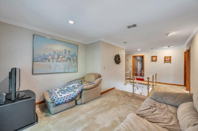 17 Cedar Place, Kings Park, NY 11754