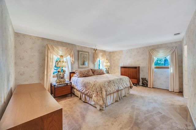 17 Cedar Place, Kings Park, NY 11754