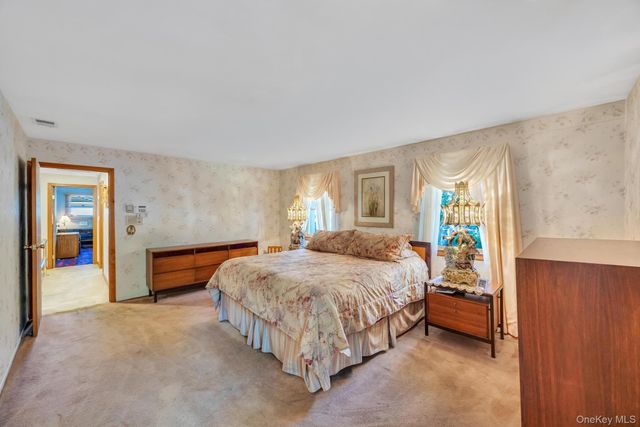 17 Cedar Place, Kings Park, NY 11754