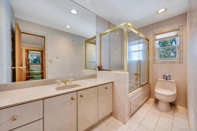 17 Cedar Place, Kings Park, NY 11754