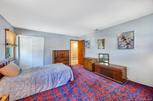 17 Cedar Place, Kings Park, NY 11754