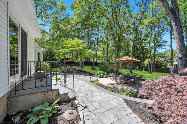 17 Cedar Place, Kings Park, NY 11754
