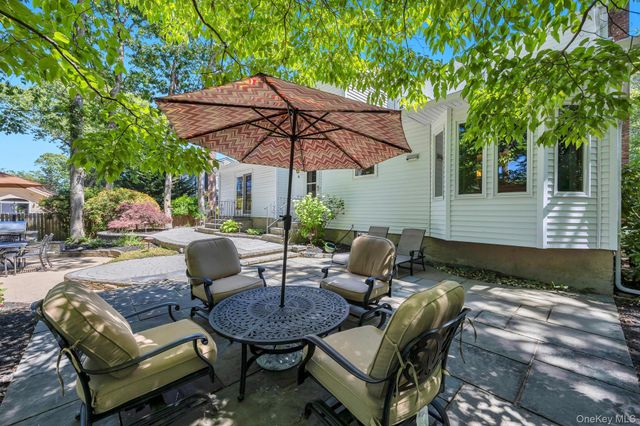 17 Cedar Place, Kings Park, NY 11754