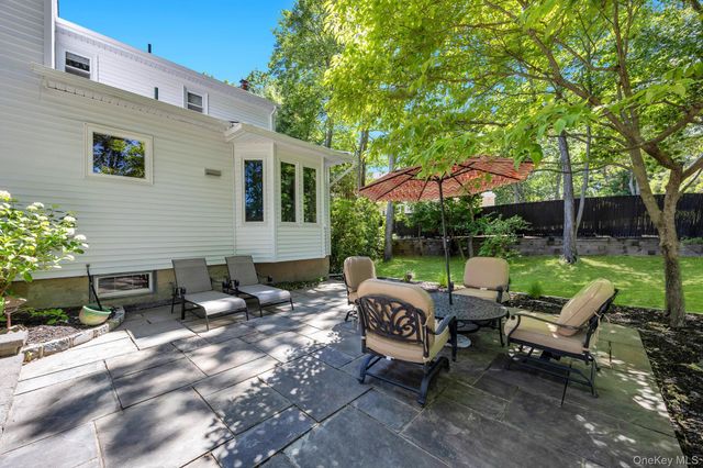 17 Cedar Place, Kings Park, NY 11754