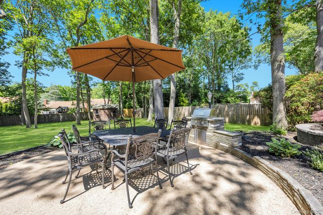 17 Cedar Place, Kings Park, NY 11754