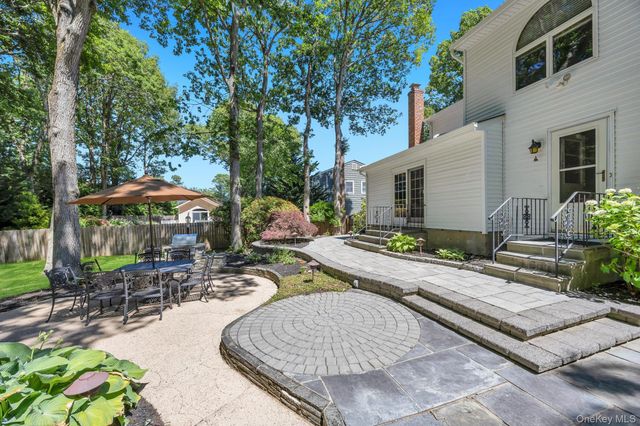 17 Cedar Place, Kings Park, NY 11754