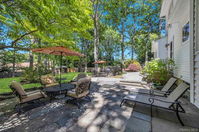 17 Cedar Place, Kings Park, NY 11754