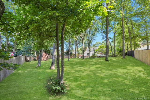 17 Cedar Place, Kings Park, NY 11754