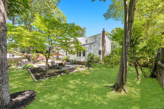 17 Cedar Place, Kings Park, NY 11754