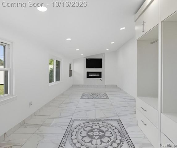 2075 Gulliver Drive, Troy, MI 48085