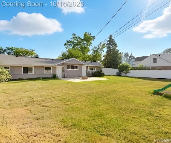 2075 Gulliver Drive, Troy, MI 48085