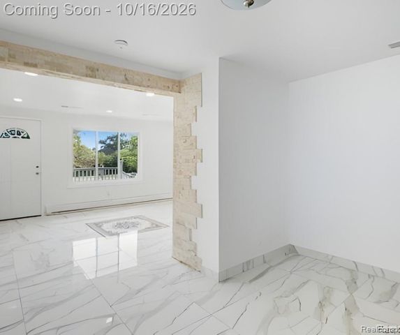 2075 Gulliver Drive, Troy, MI 48085