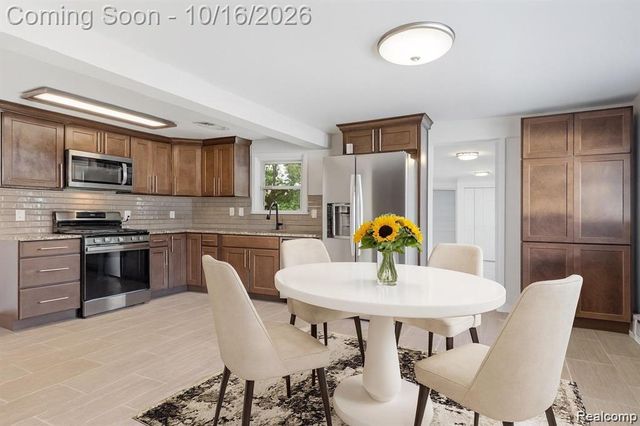 2075 Gulliver Drive, Troy, MI 48085
