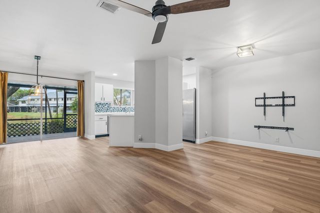 2105 W Discovery Cir W, Deerfield Beach, FL 33442